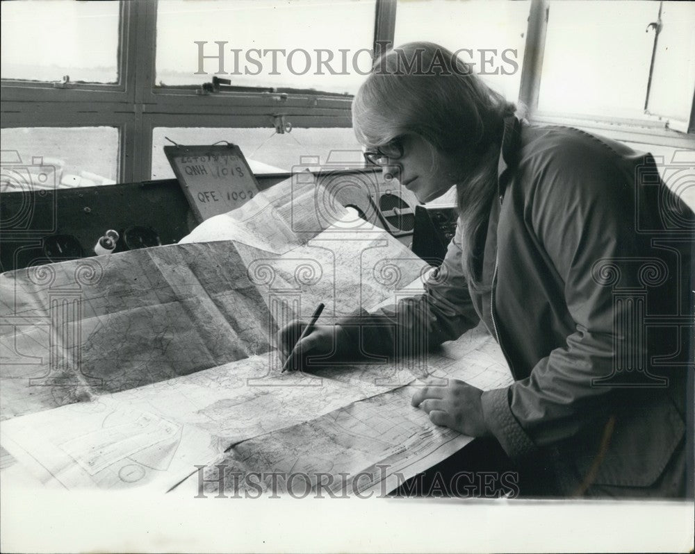 Press Photo Rosalind Mapping her Flight at Rochester Airport - Historic Images