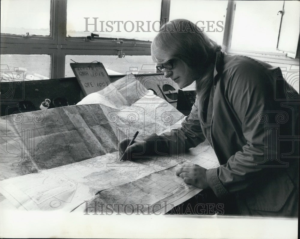 Press Photo Rosalind Mapping her Flight at Rochester Airport - KSB62301-Historic Images