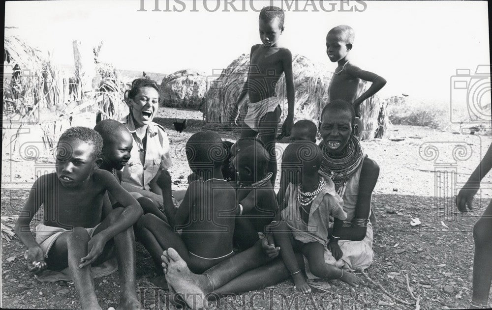 Press Photo African children telling jokes - Historic Images