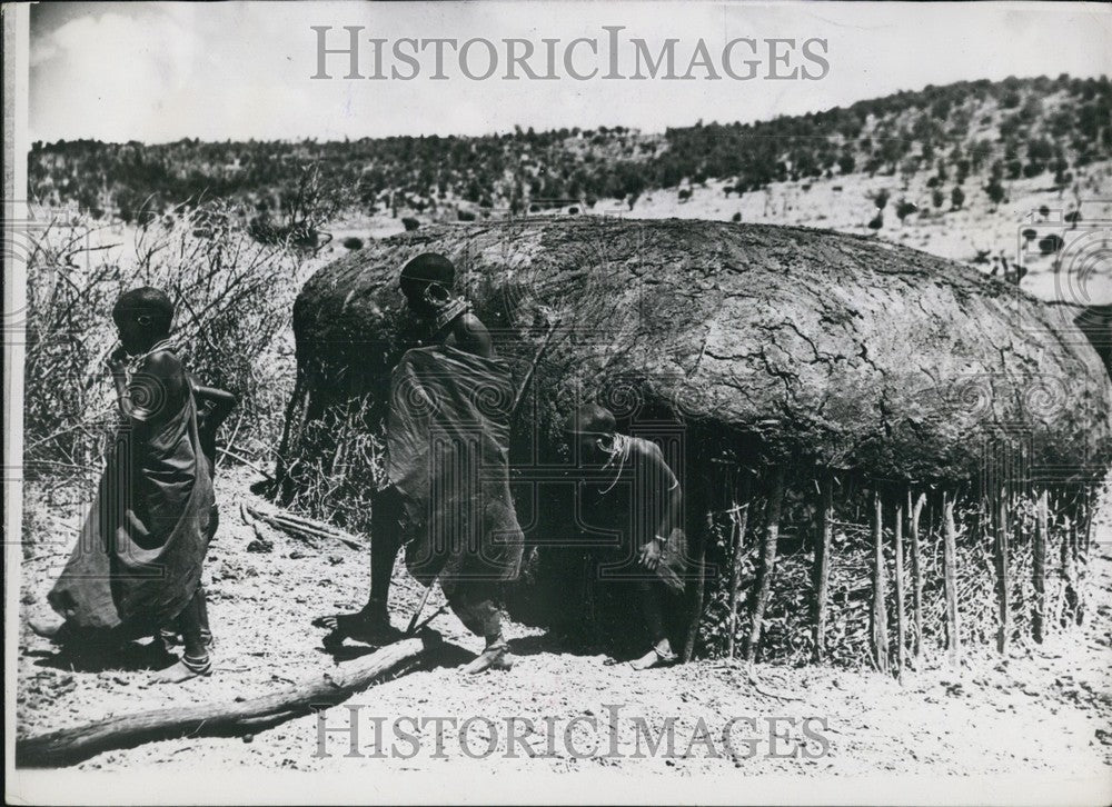 Press Photo African family and their hut - KSB62337-Historic Images