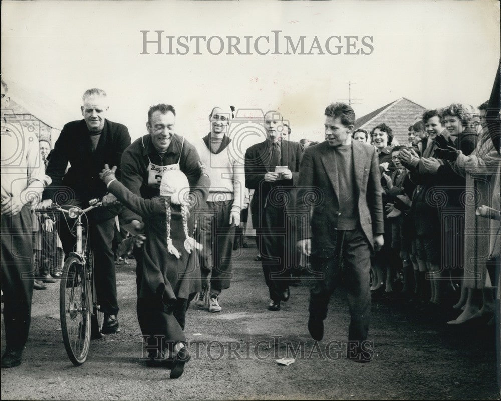 1960  Jimmy Musgrave Wins 1k Walk From John O'Groats to Land's End - Historic Images