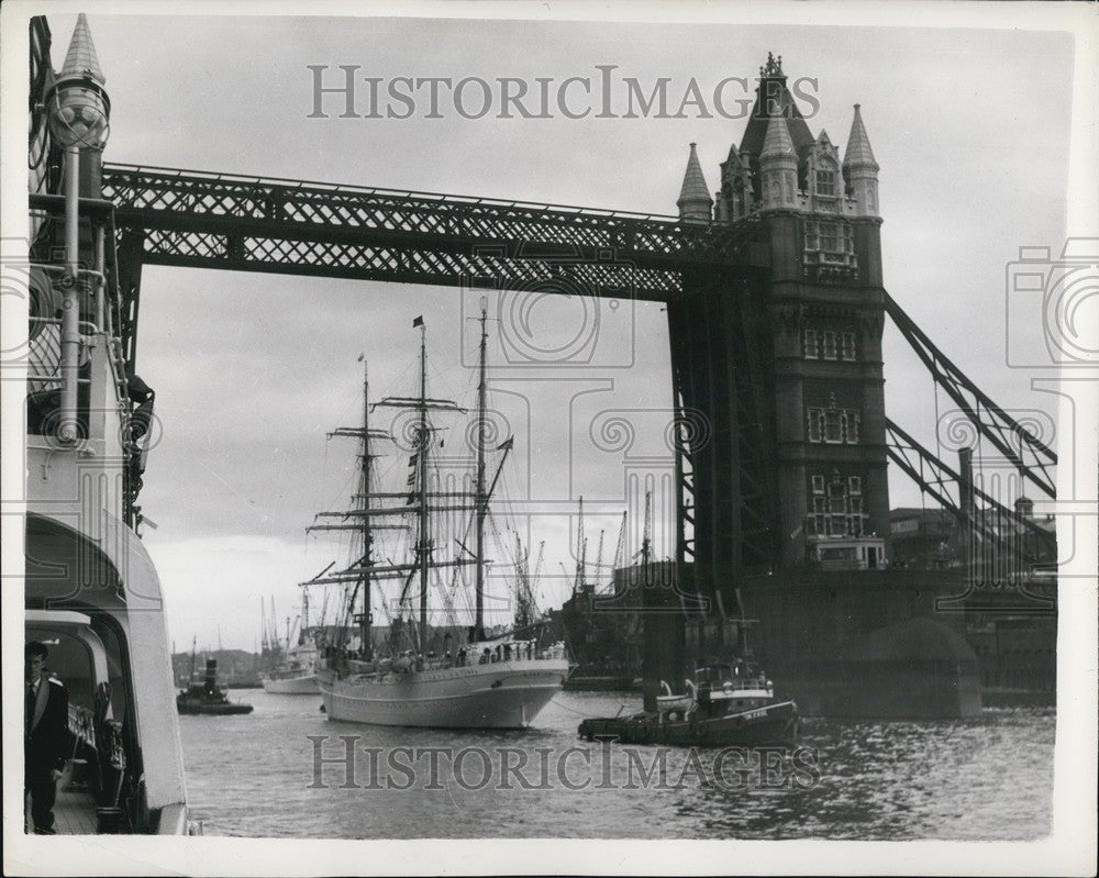 1957 Press Photo American Coastguard Practice Squadron Flagship Eagle Thames - Historic Images