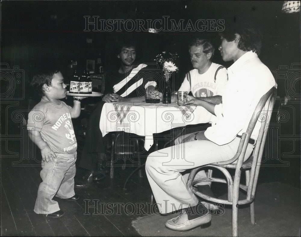 Press Photo Waiter Egoy  at The hobbit house in Manilla - Historic Images