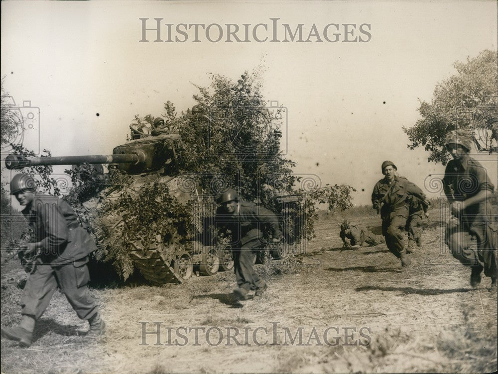 Press Photo Infantry Men Progress Before Tank Military Operation French Britain - Historic Images