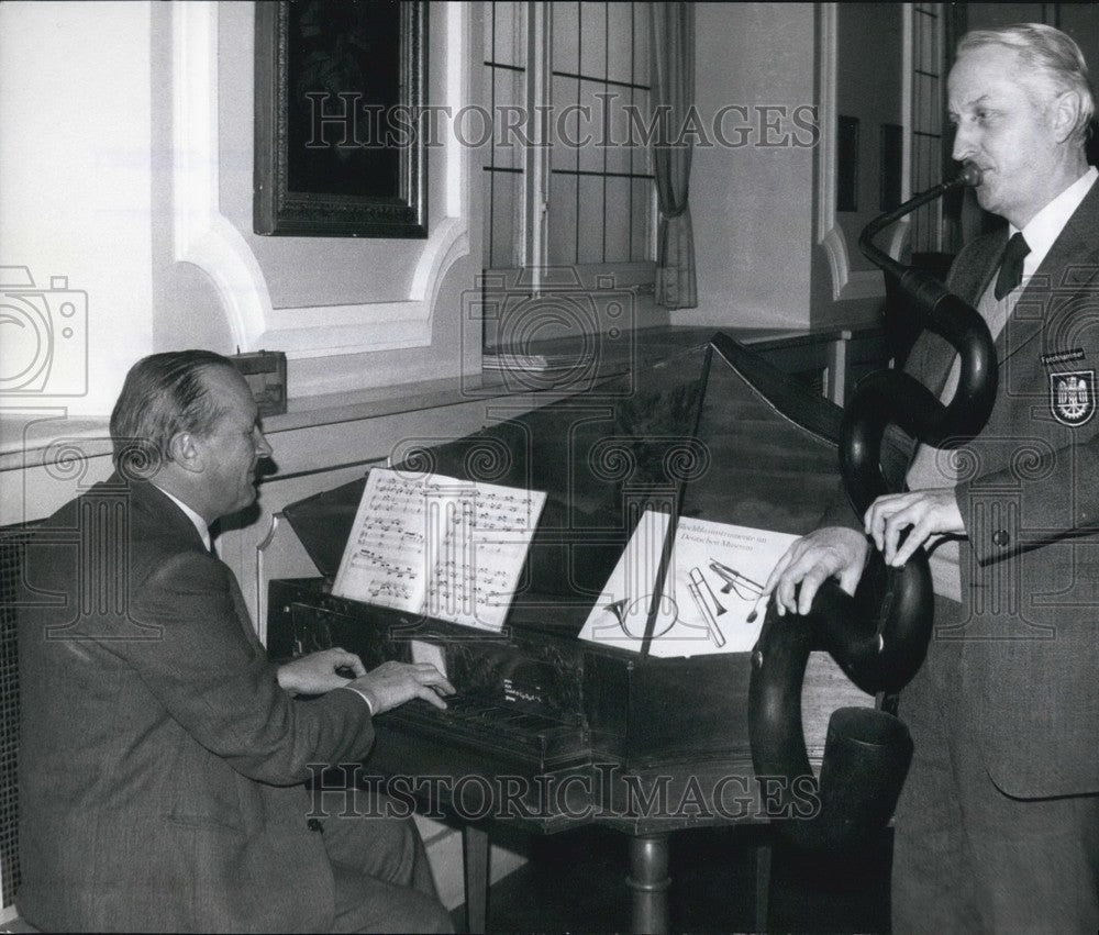 Press Photo Workers Munich German Museum Play Spinnet Serpent For Recording - Historic Images