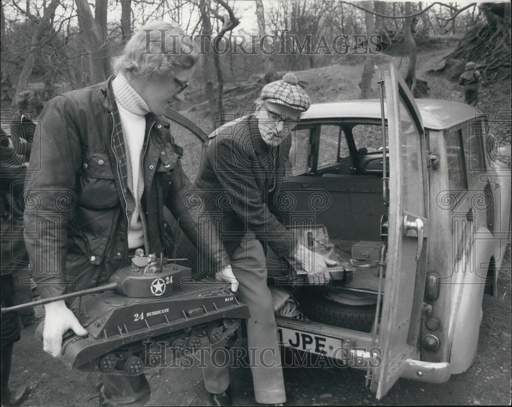 Press Photo Alfred Burr left and his son Michael &amp; Toy tanks - KSB62597 - Historic Images