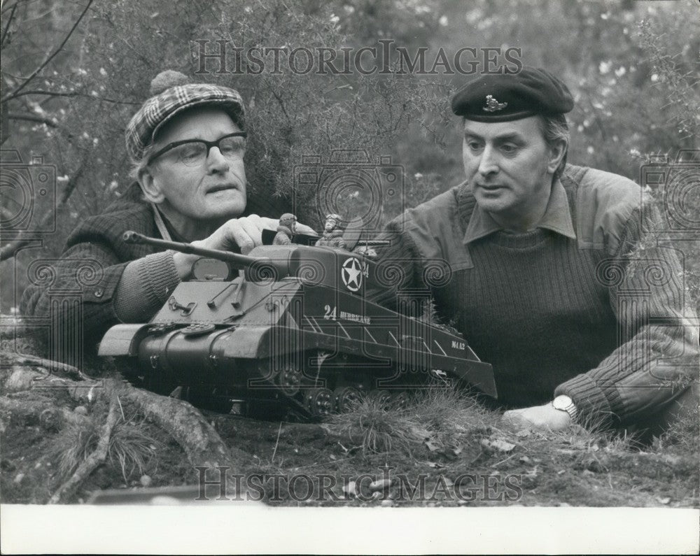 Press Photo Alfred Burr and his mini-tank - KSB62599-Historic Images