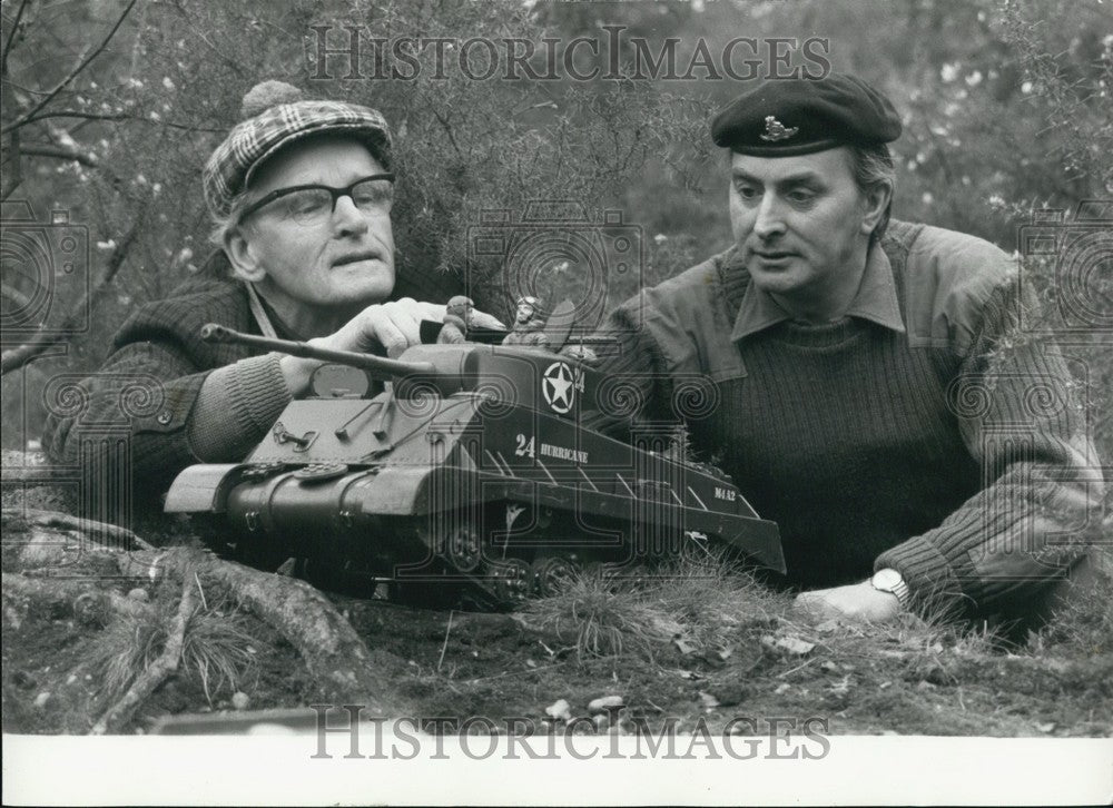 Press Photo Alfred Burr With Minitank And Staff Sergeants Of 100 MRD Regiment RA-Historic Images