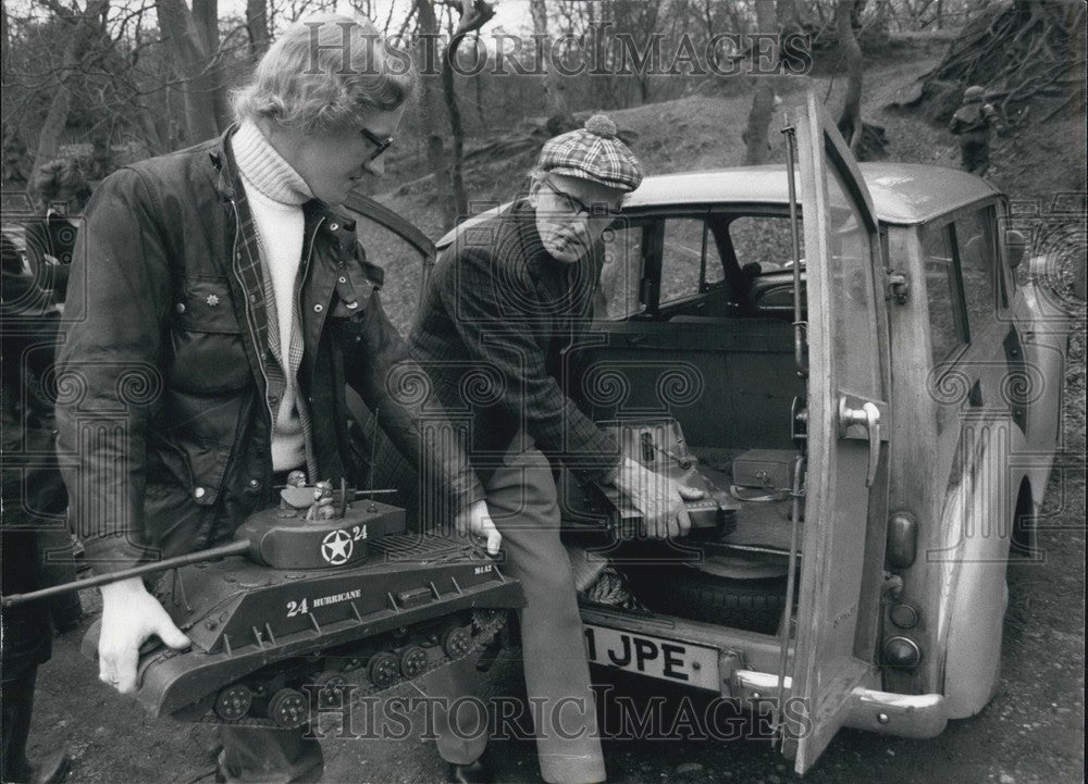 Press Photo Alfred And Micheal Burr Unload Their Mini-Tanks At Keyston Ponds - Historic Images