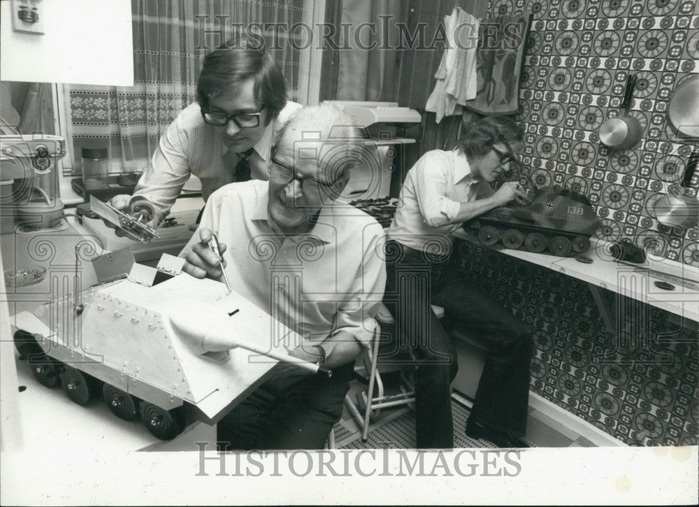 Press Photo Mr. Alfred Burr repairs toy tanks - Historic Images