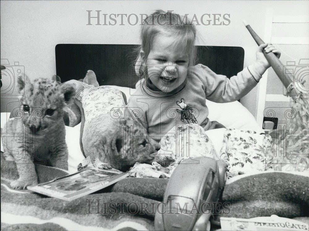 Press Photo Girl playing with baby lions - Historic Images