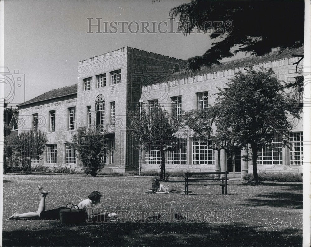 Press Photo students at St. Anne's Girls College in Oxford - Historic Images