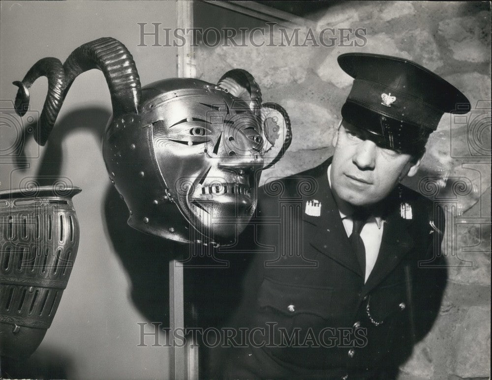 1964, The Exhibition of Royal Armor - at Tower of London - KSB62877 - Historic Images