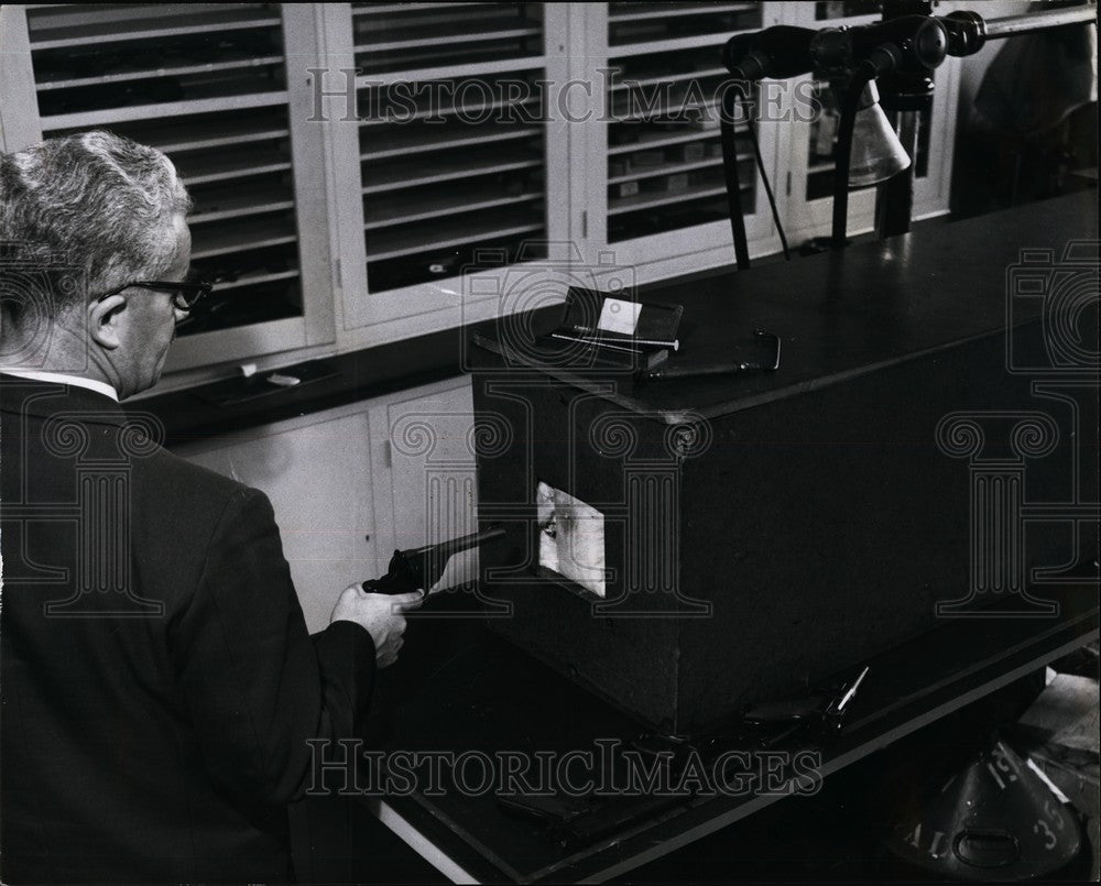 Press Photo Liaison Officer Fires Enfield Revolver Scotland Yard Shooting Box - Historic Images