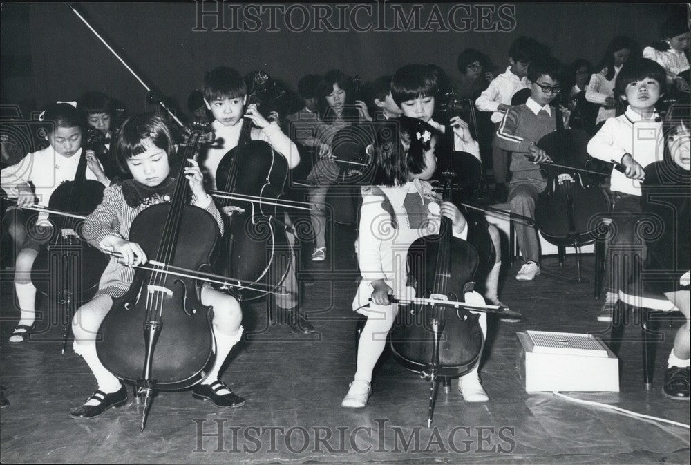 1974, Japanese children playing the cello - KSB63037 - Historic Images