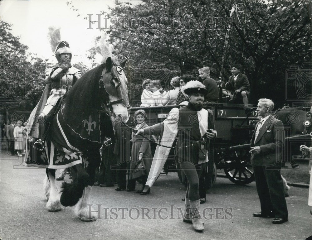 Press Photo Knight in armor at Whitebread  pageant - Historic Images