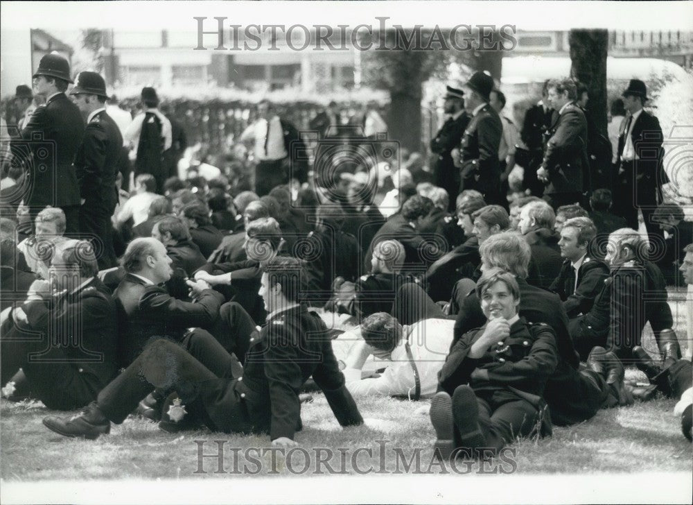 1977 Press Photo Demonstration outside the Grunwick Factory - KSB63161-Historic Images