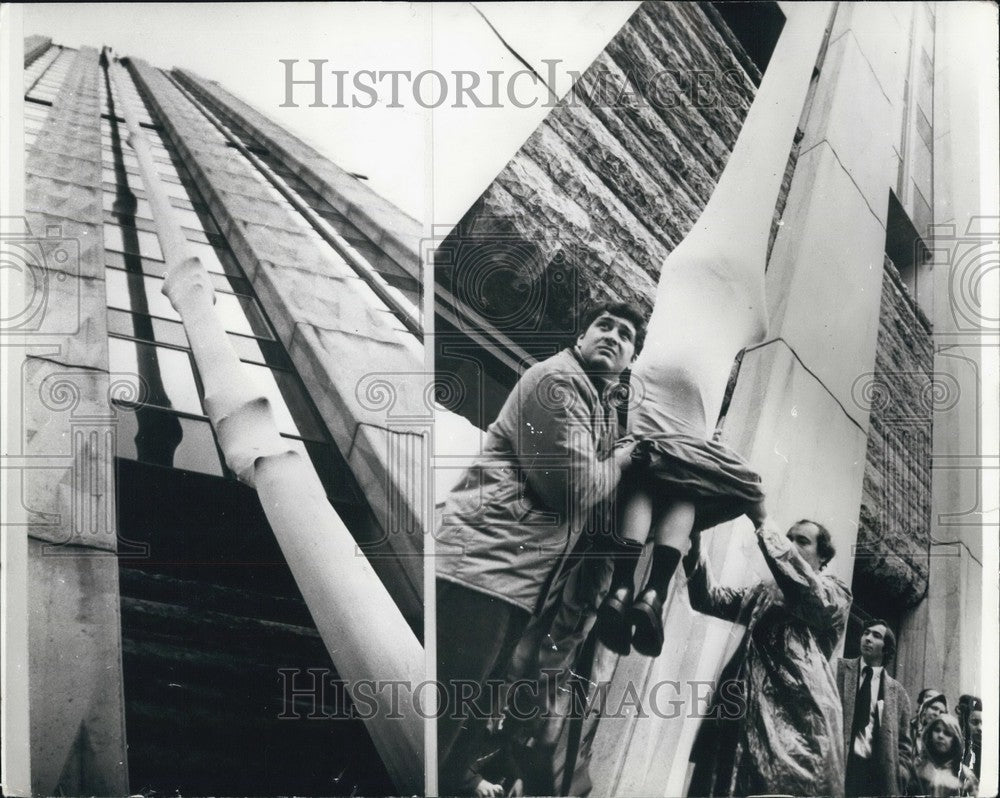 1974 Press Photo Escape device for people trapped by fire is demonstrated in Fra-Historic Images