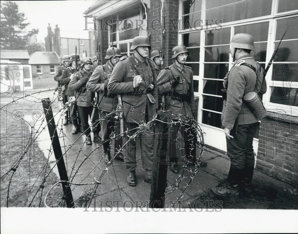 Press Photo Pay to do Battle Re-enactment Living in Spartan Building &amp; Interroga-Historic Images