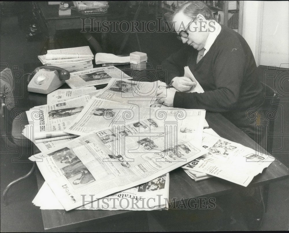 Press Photo Staff Member Works Newspapers Amnesty International London - Historic Images