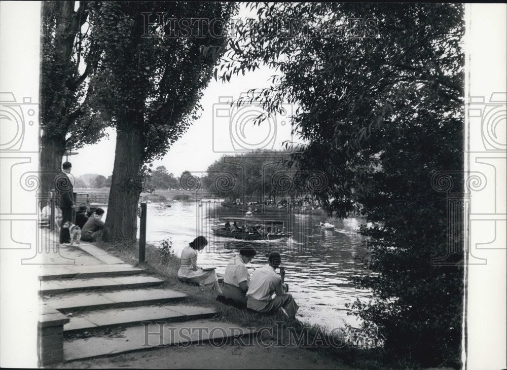 1964 Press Photo Crowds Relax Banks River Avon - KSB63253 - Historic Images