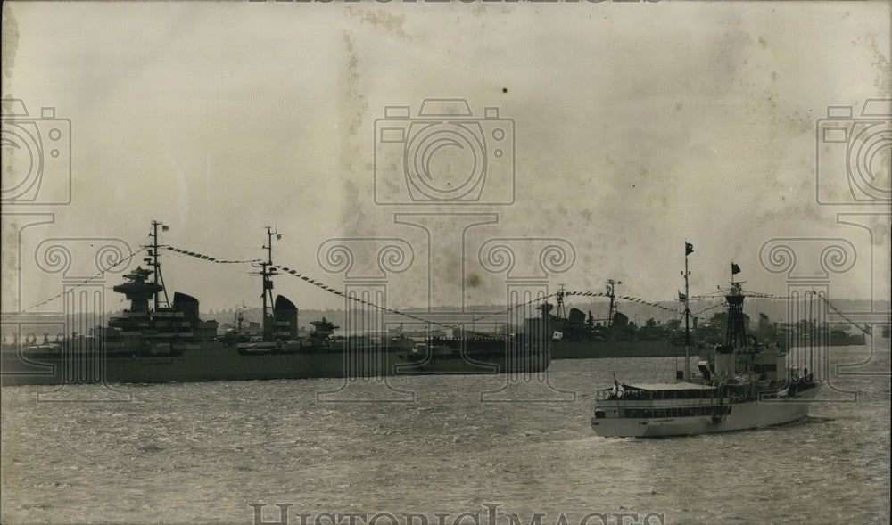 1953 Press Photo Queen Reviews fleet Russian Cruiser 'Sverdlov' - KSB63301-Historic Images