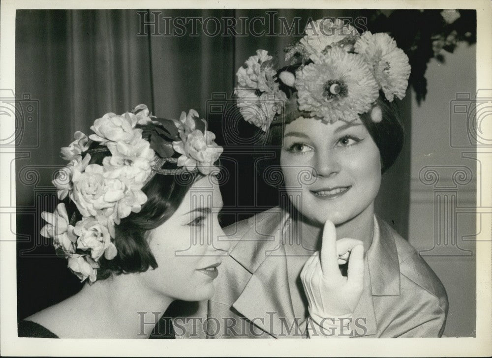 1959 Press Photo Spring and Summer styles by Ronald Paterson - KSB63371-Historic Images