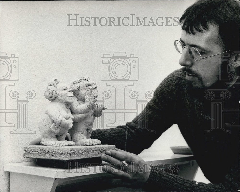 1972 Press Photo Affectionate political satire" & sculptor Gordon Goveir-Historic Images
