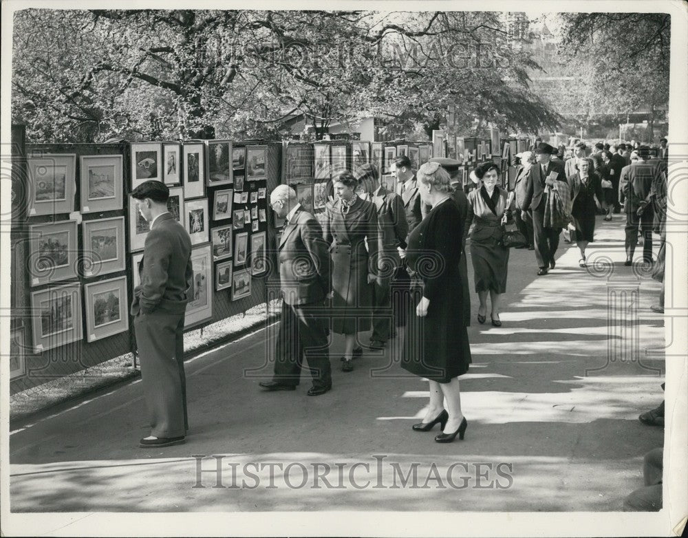 1953, Annual open-sir display of painting in London - KSB63445 - Historic Images