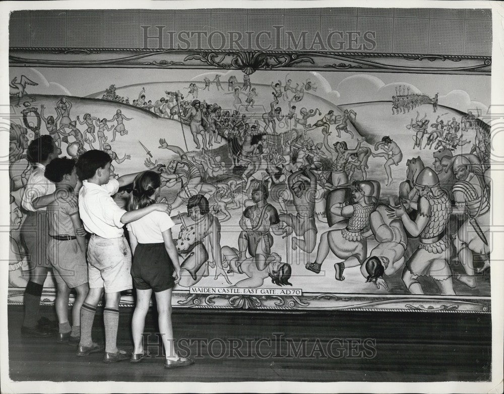 1955 Press Photo Mural/Eric Morris/Artist/Romans Attacking Eastern Gate AD70-Historic Images