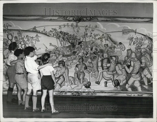 1955 Press Photo Mural/Eric Morris/Artist/Romans Attacking Eastern Gate AD70-Historic Images