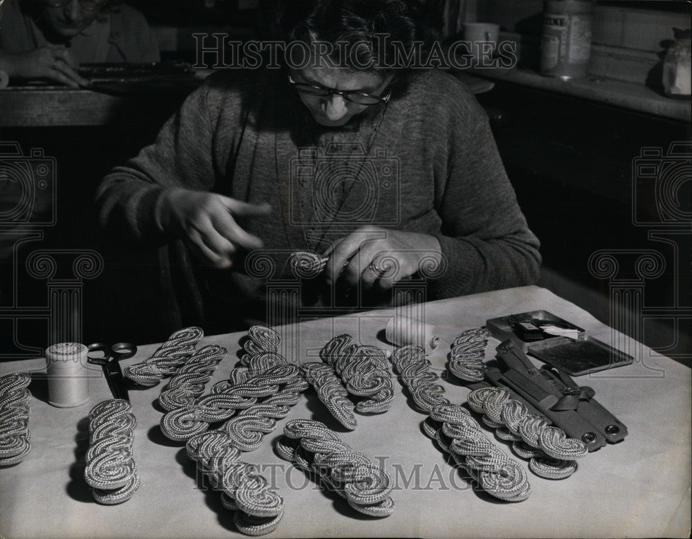 Press Photo Cords For Epaulettes/Australian Infantry Officers/Embroiderers - Historic Images