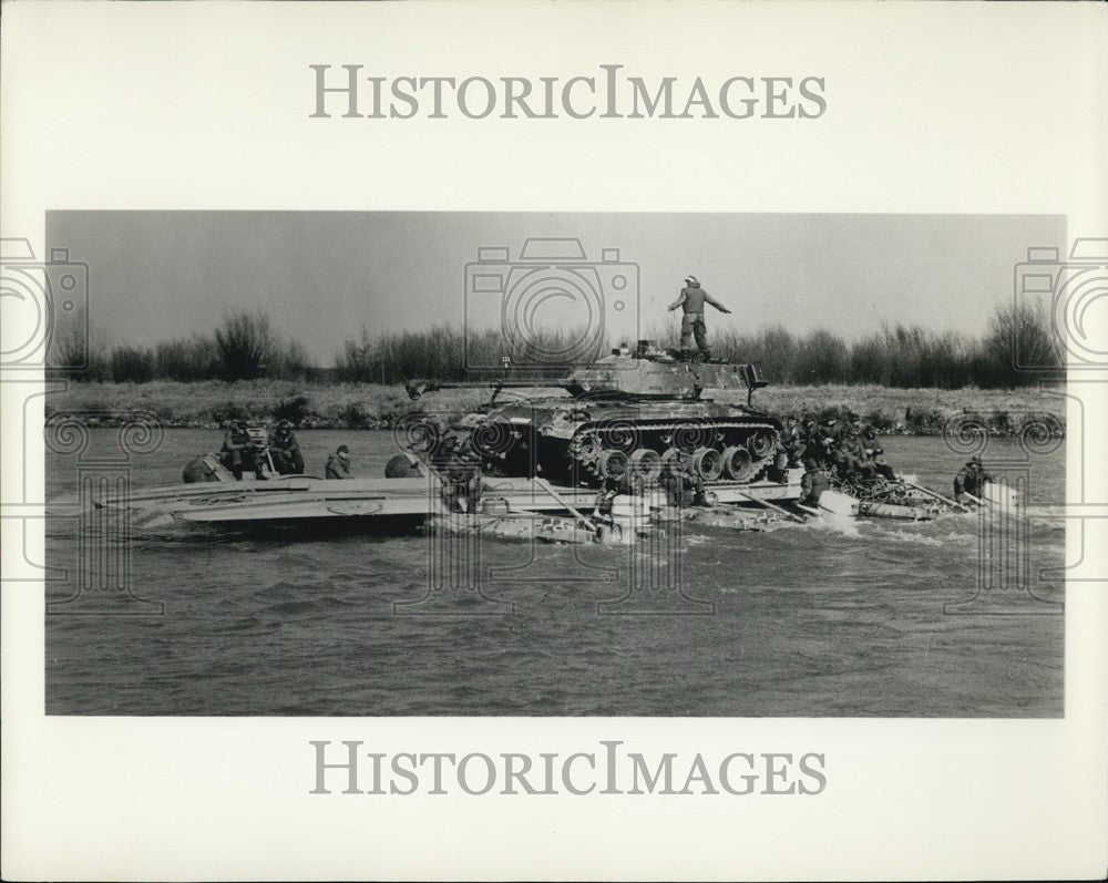 Press Photo Outboard marine International S.A. Box 830 Barge Maneuvers-Historic Images