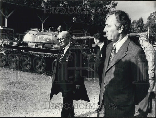 Press Photo Humes Assistant Secretary Defense T-62 Soviet Tank Slummon Teres - Historic Images