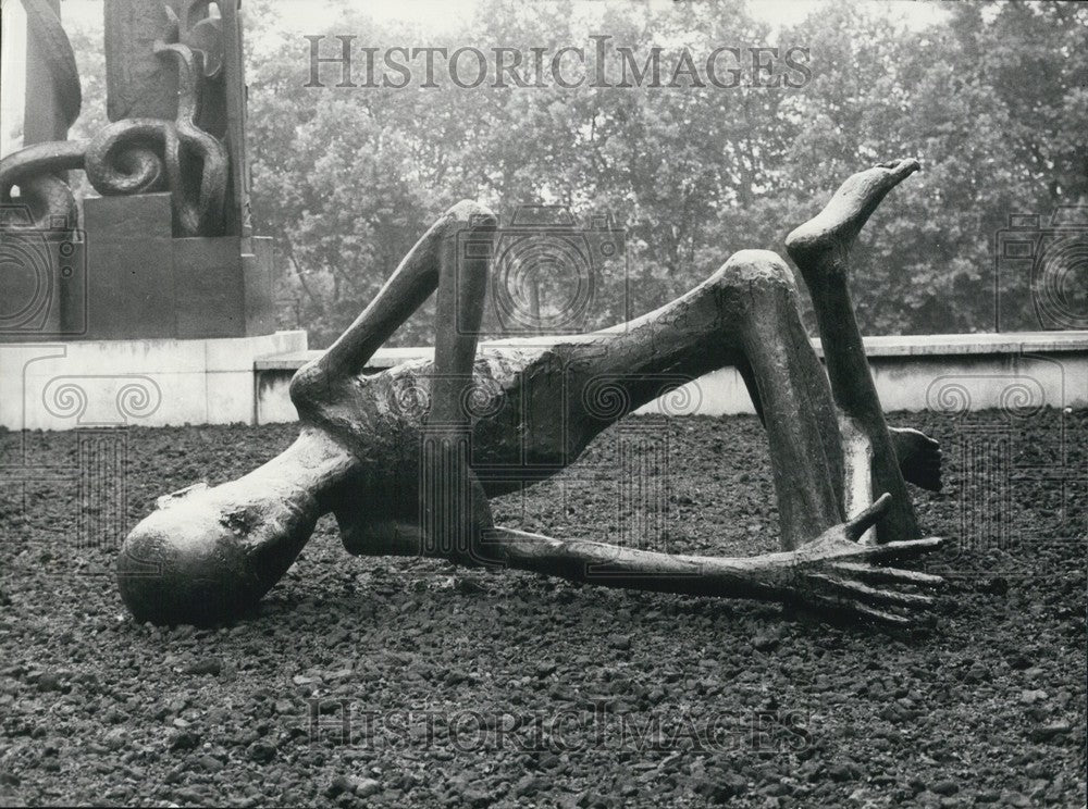 1965, bronze of a fleshless prisoner, sculpted by Francoise Salmon - Historic Images