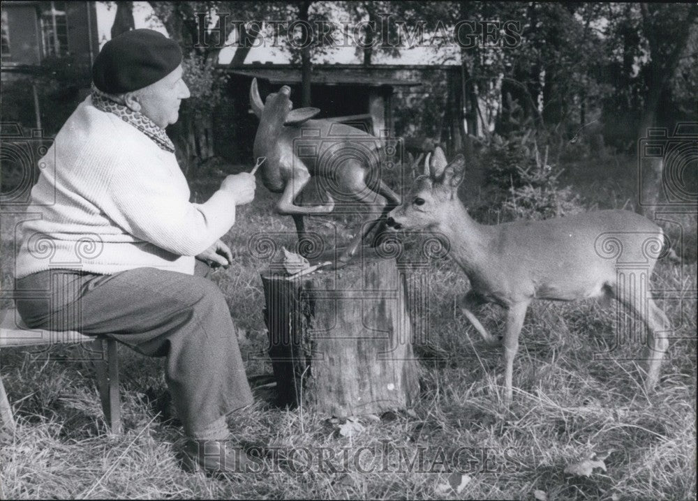 1965, sculpturer Hein Derichweiller - KSB63653 - Historic Images