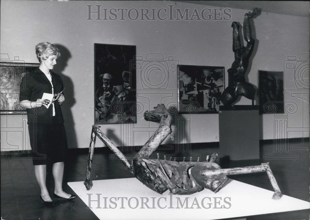 1965 Press Photo Dieing horse sculpture by the Dutchman Carl Nicolass. - Historic Images