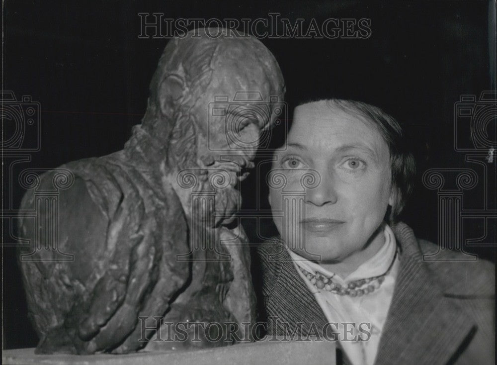 1961 Isabelle Valdberg &  the bust of Bourdelle - Historic Images