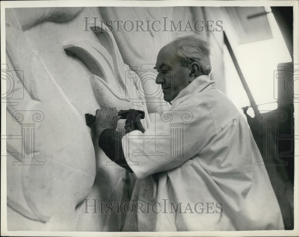 1957 Press Photo Sculptor James Woolford, R.A works on a panel - Historic Images