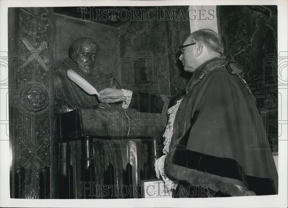 1957 Lord Mayor of London Sir Cullem Welch &amp; bust of John Stow - Historic Images