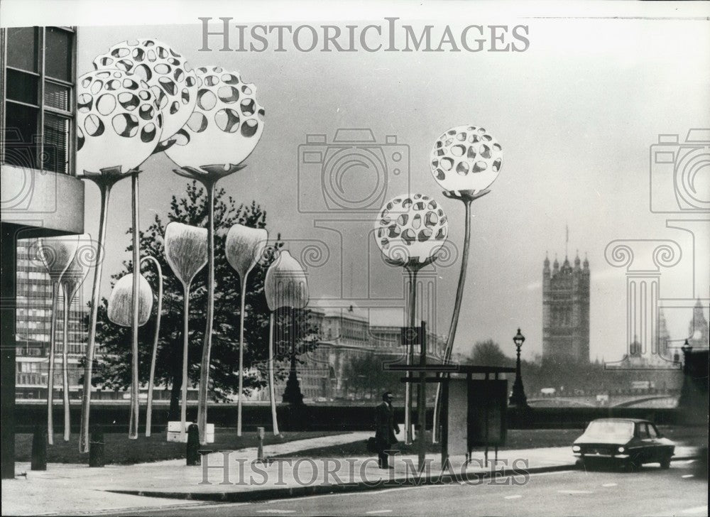 1976 Press Photo Exhibition of Red Butler sculptures in London - Historic Images
