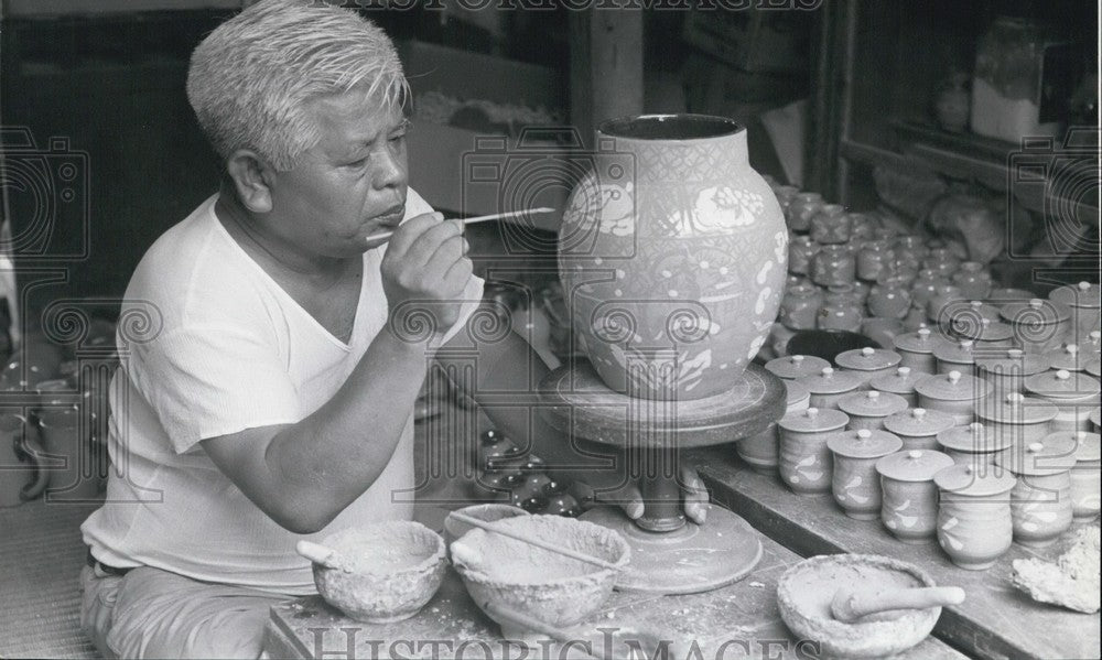 1975 Press Photo Kobayashi Yama Pottery Artist Decorates Vase Workshop Naha - Historic Images