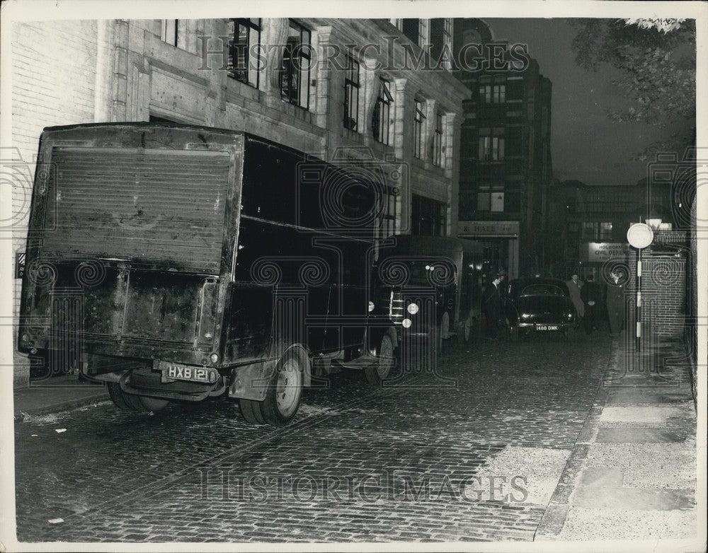 1954 Lorry used in robbery - Historic Images