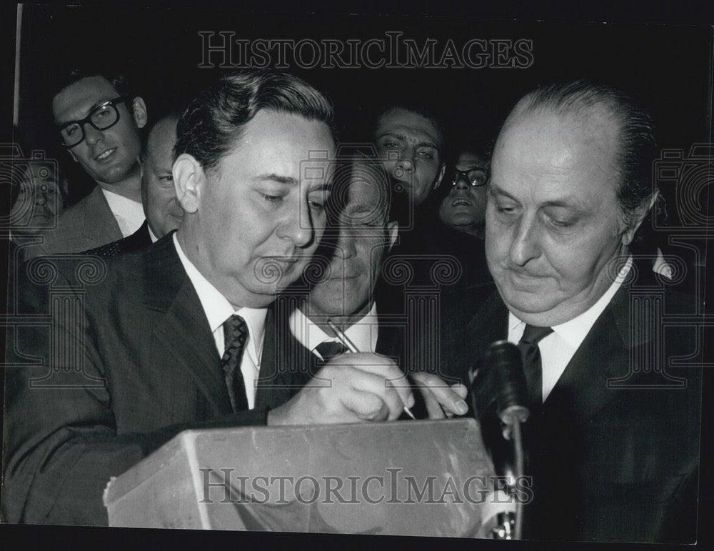 1966 Press Photo Michele Prisco Writer Autographs Voting Box Guido Alberti - Historic Images