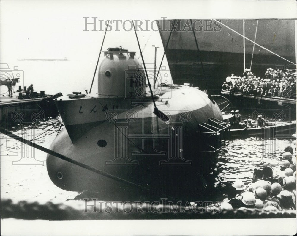 1968 Press Photo Japan's First Bathyscape Shinkai Launched Kawasaki Dockyard-Historic Images