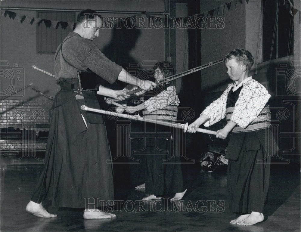 Press Photo Kendo Instructor Ronald Knutsen Teaching Class Bamboo Swing-Historic Images