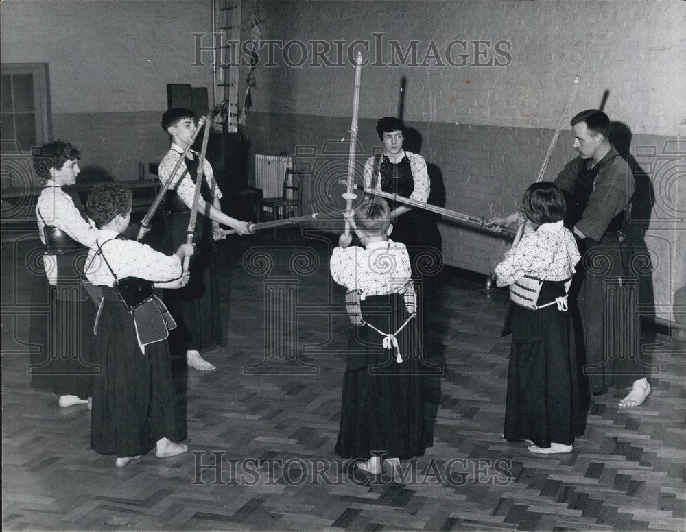 Press Photo Kendo Instructor Ronald Knutsen Teaching Class Corporate Stick-Historic Images