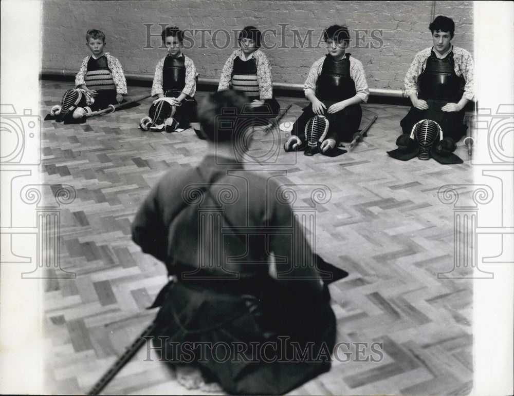 Press Photo Kendo Instructor Ronald Knusten Rei Position Students Marina Knibbs - Historic Images