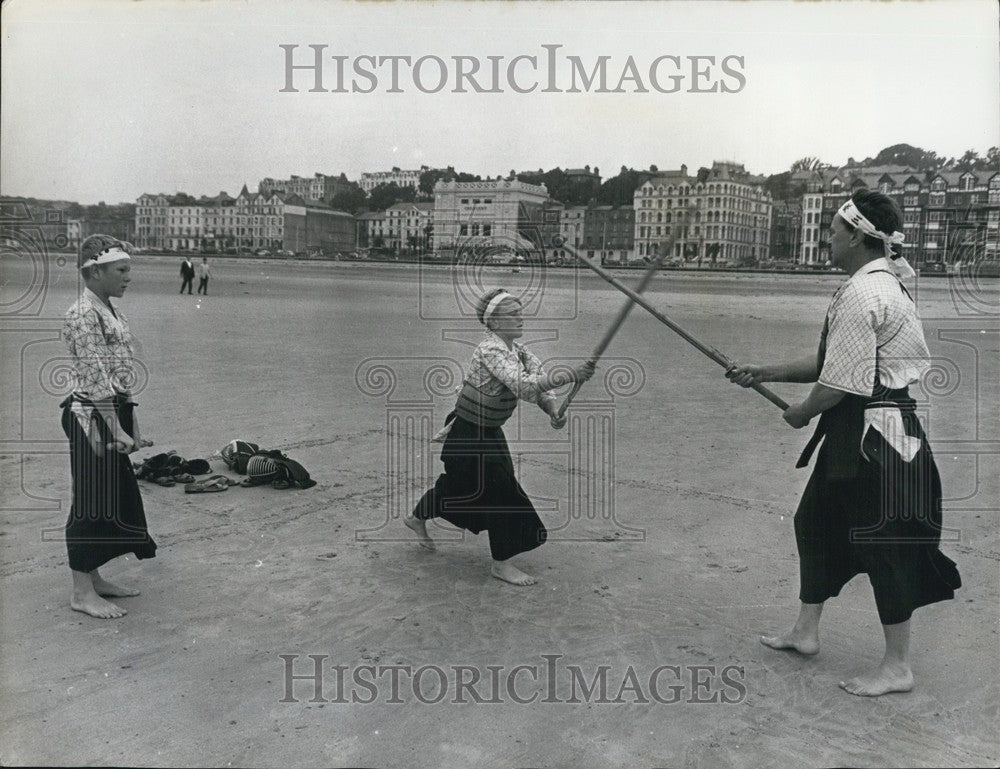 Press Photo Maddams Family Warriors Practice Kendo Beach Douglas Isle Of Man - Historic Images