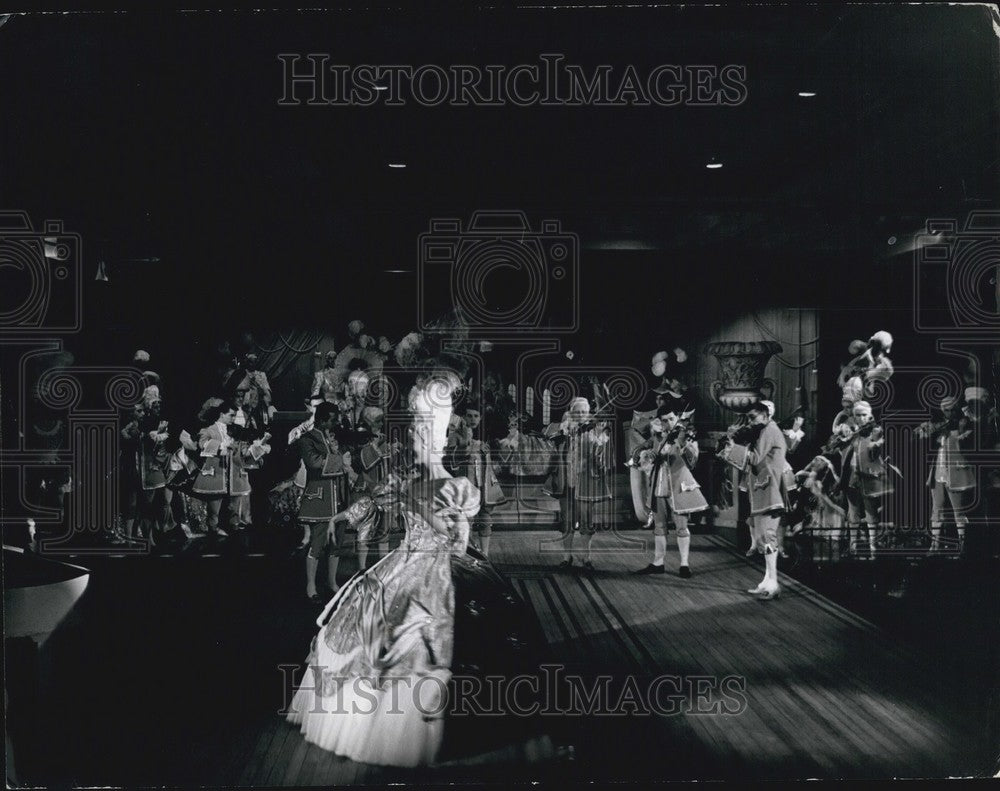 Press Photo Bluebell Girls like from the reign of Louis XIV at Lido Nightclub-Historic Images